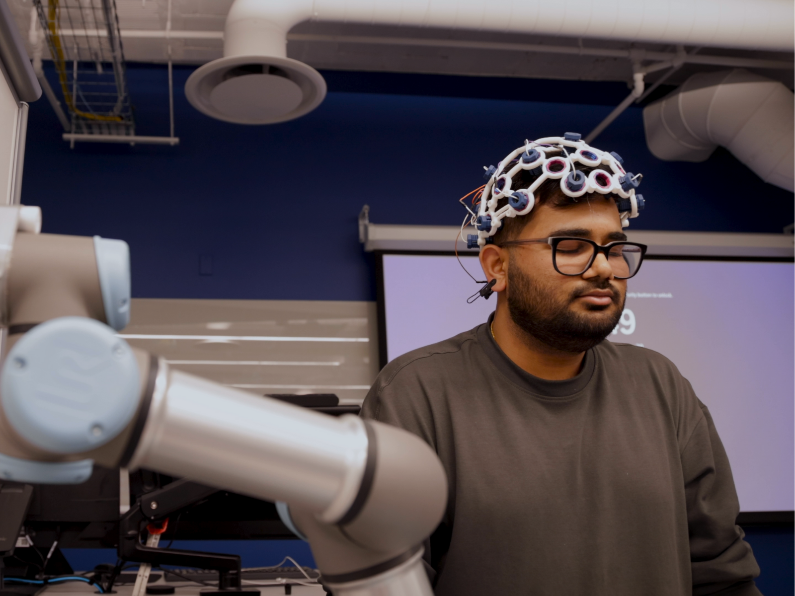 Student controls a machine using brainwaves 